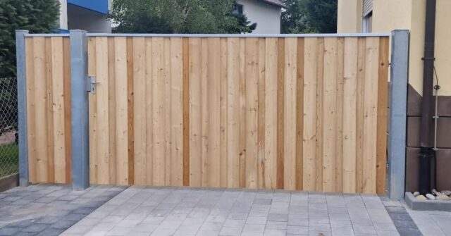 Gartentor mit sib. Lärchen Boden Deckelschalung⚒️🌲
#holz #holzarbeiten #natürlich #nachhaltigkeit #nachhaltigerrohstoff #zaun #zaunbau #fürth #nürnberg #ansbach #erlangen #gartenbau #garten #gartengestaltung #galabau #projekt #baustelle #beiderarbeit #baumaschine #montage #montagearbeit #lovemyjob #landscapephotography #outdoorfotografie #tor