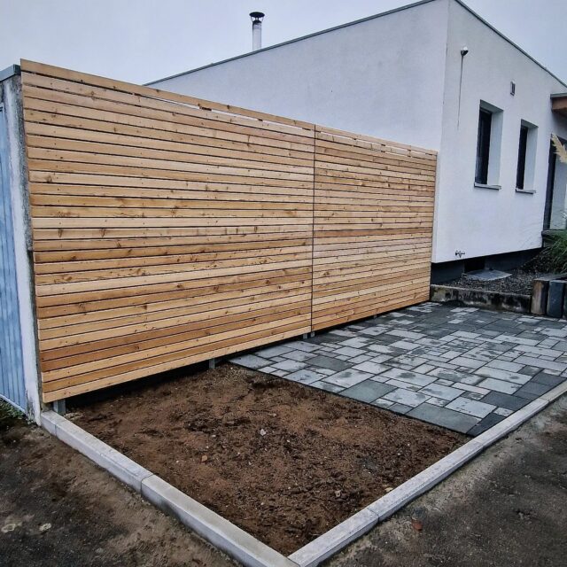 Garagenwand verkleidung sib. Lärche dazu eine Pflasterfläche für ein Gerätehaus und ein kleines Beet.
#holz #holzarbeiten #natürlich #nachhaltigkeit #nachhaltigerrohstoff #zaun #zaunbau #fürth #nürnberg #ansbach #erlangen #gartenbau #garten #gartengestaltung #galabau #projekt #baustelle #beiderarbeit #baumaschine #montage #montagearbeit #lovemyjob #landscapephotography #outdoorfotografie #pflaster #beet