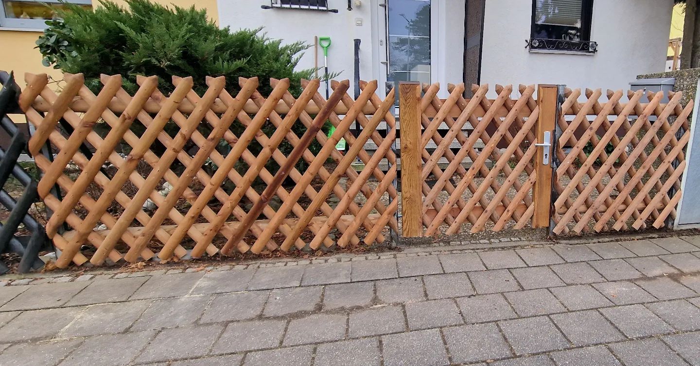 Diese Woche haben wir mal wieder einen Jägerzaun und Jägerzauntür verbauen dürfen.
Wenn ihr an dem Traditionellen Jägerzaun interessiert seit dann meldet euch😉
#holz #holzarbeiten #natürlich #nachhaltigkeit #nachhaltigerrohstoff #zaun #zaunbau #fürth #nürnberg #ansbach #erlangen #gartenbau #garten #gartengestaltung #galabau #projekt #baustelle #beiderarbeit #baumaschine #montage #montagearbeit #lovemyjob #landscapephotography #outdoorfotografie #jägerzaun #new