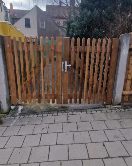 Staketen-Tor , wenn Ihr auch ein neues Tor oder Tür braucht dann schreibt uns 😉
#holz #holzarbeiten #natürlich #nachhaltigkeit #nachhaltigerrohstoff #zaun #zaunbau #fürth #nürnberg #ansbach #erlangen #gartenbau #garten #gartengestaltung #galabau #projekt #baustelle #beiderarbeit #baumaschine #montage #montagearbeit #lovemyjob #landscapephotography #outdoorfotografie
