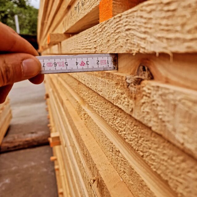 Diese Woche haben wir für das Sägewerk im Ort einen Lohn Auftrag erledigt. Hier wurde von uns eine Nut in die Kanzhölzer gefräst. Insgesamt haben wir 4100 lfdm gefräst💪🤙⚒️
#holz #holzarbeiten #natürlich #nachhaltigkeit #nachhaltigerrohstoff #zaun #zaunbau #fürth #nürnberg #ansbach #erlangen #gartenbau #garten #gartengestaltung #galabau #projekt #baustelle #beiderarbeit #baumaschine #montage #montagearbeit #lovemyjob #landscapephotography #outdoorfotografie #lohnarbeit #sägewerk