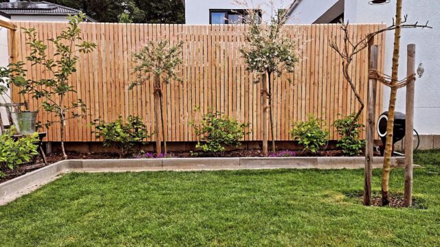 Lärchen Sichtschutz Zaun ⚒️🌲
#holz #holzarbeiten #natürlich #nachhaltigkeit #nachhaltigerrohstoff #zaun #zaunbau #fürth #nürnberg #ansbach #erlangen #gartenbau #garten #gartengestaltung #galabau #projekt #baustelle #beiderarbeit #baumaschine #montage #montagearbeit #lovemyjob #landscapephotography #outdoorfotografie #sichtschutzzaun
#sichtschutz